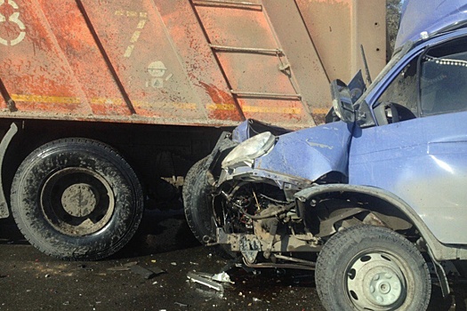 «Газель» попала в тиски: между Тольятти и Самарой столкнулись три машины