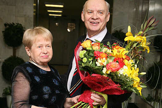 Shot: композитор Пахмутова плачет каждый день после потери мужа Добронравова