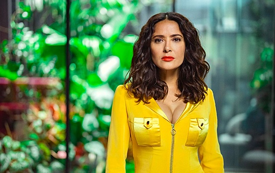 56-летняя Сальма Хайек снялась в купальнике на яхте