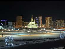 В Екатеринбурге храм осветила красивая подсветка