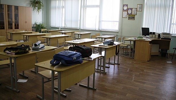 Школы и детсады закрыты в двух населенных пунктах Камчатки из-за циклона