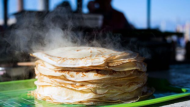 Почему нужно добавлять кипяток в блинное тесто