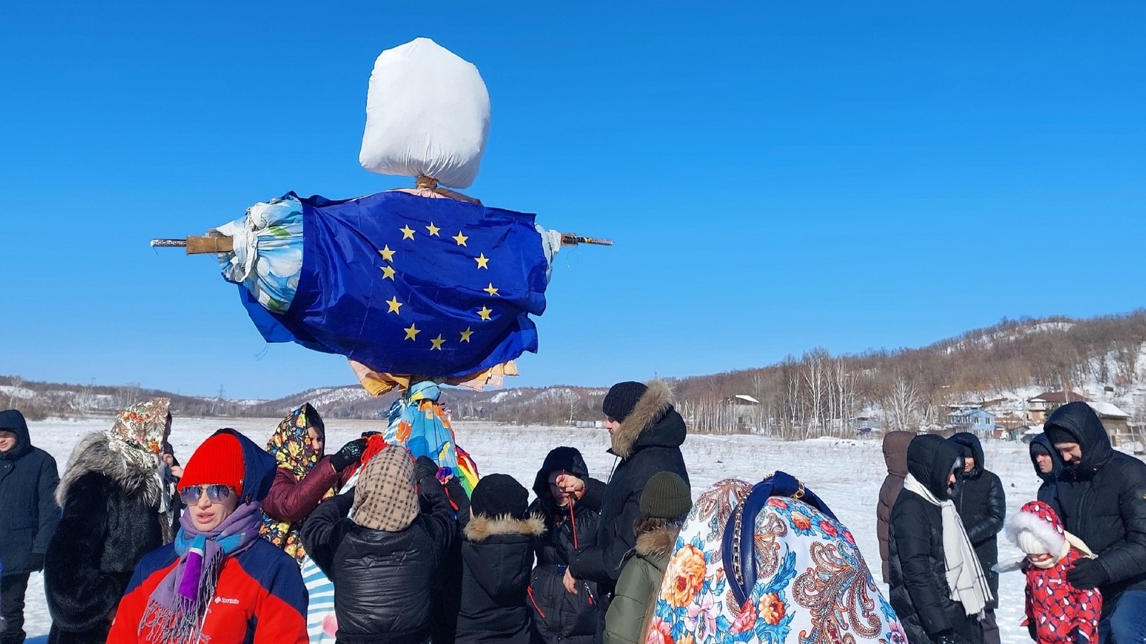 В российском городе сожгли чучело с флагами ЕС, НАТО и ЛГБТ*