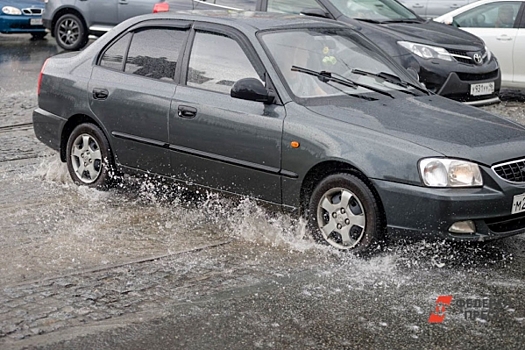 Екатеринбург ушел под воду: пробки, скользкие дороги и затонувшие автомобили