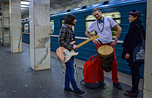 На «Курской» музыканты исполняют композиции о школе