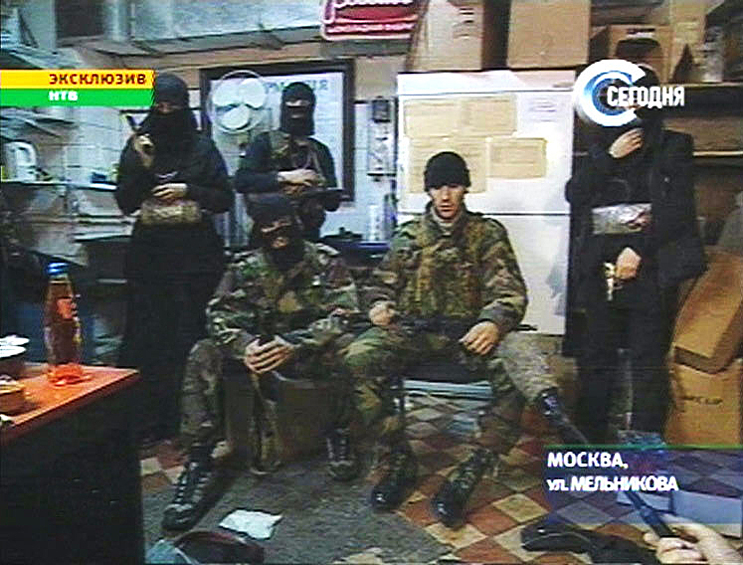 Вечером 23 октября 2002 года около 21 часа в здание Театрального центра на Дубровке ворвались вооруженные люди в камуфляже. Они обезвредили пятерых охранников, вооруженных электрошокерами и газовыми пистолетами. Террористы согнали людей в зрительный зал, где открыли стрельбу в воздух. 