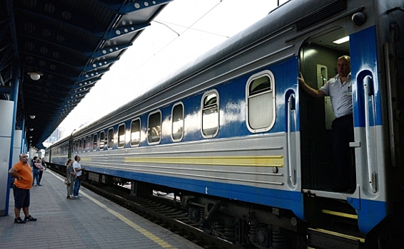 Две украинки устроили голый дебош в поезде