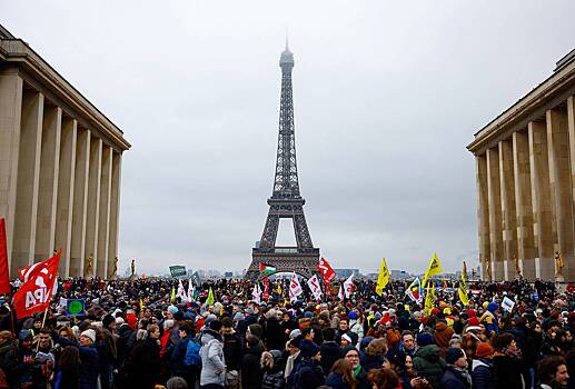 Во Франции десятки тысяч человек вышли на митинги против закона о миграции