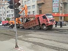 Грузовик провалился под новый асфальт в Новосибирске