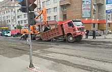 Грузовик провалился под новый асфальт в Новосибирске