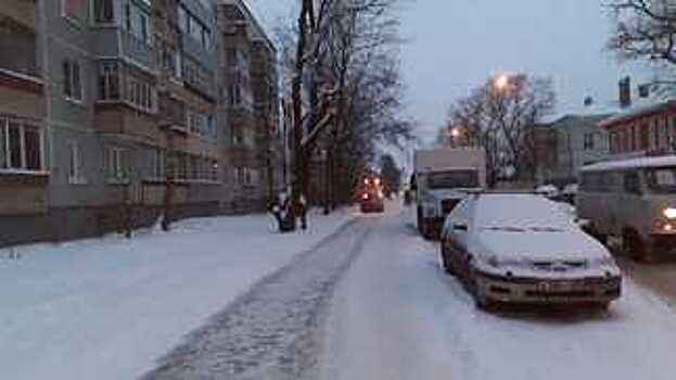 После ночного снегопада улицы Вологды расчищают более 80 единиц техники