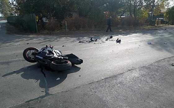 В Сараях мотоциклист врезался в машину