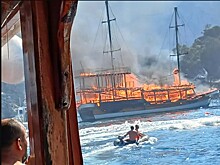Туристы прыгали в море, чтобы спастись от пожара на яхте в Турции