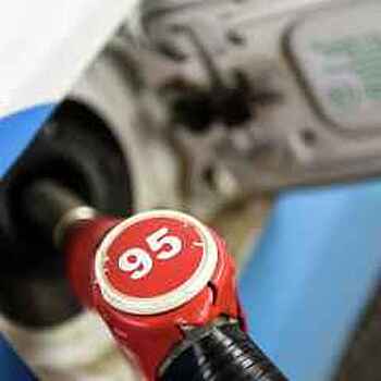 Средняя стоимость бензина в России за неделю снизилась на 1 копейку