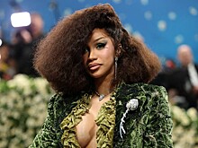 Рэперша Карди Би посетила Met Gala в пальто с глубоким декольте