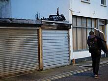 Недалеко от посольства России в Лондоне появилась новая работа Бэнкси