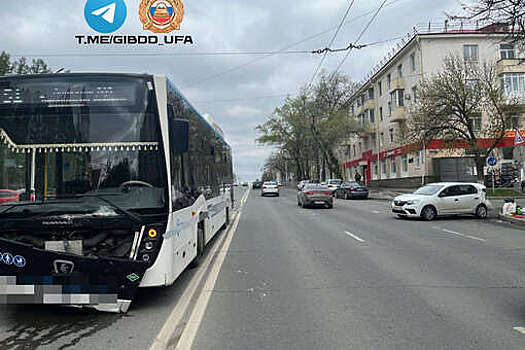 В Уфе рейсовый автобус протаранил легковушку и попал на видео
