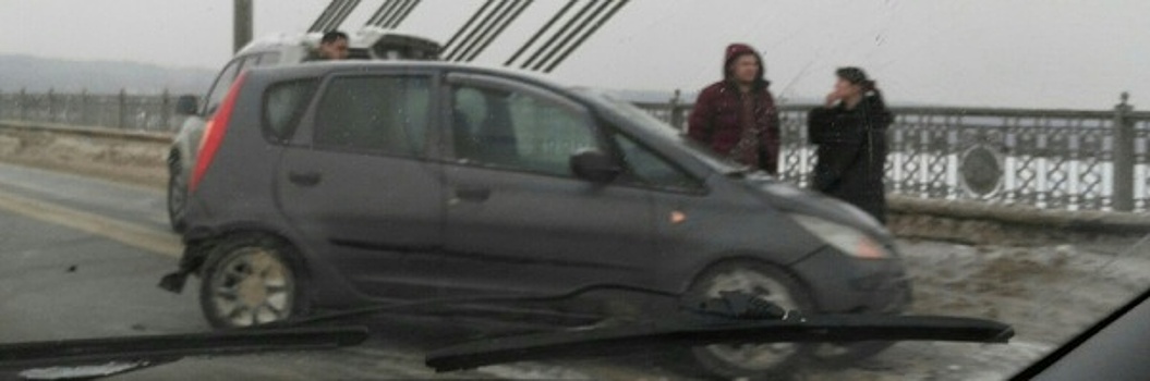 Вынесло на встречную: на Октябрьском мосту произошло серьёзное ДТП