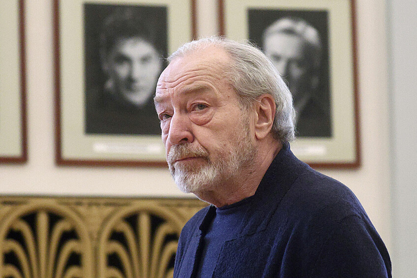 Актер Сергей Сенин на церемонии прощания с актрисой Ольгой Чиповской в Большом портретном фойе Театра имени Евгения Вахтангова, 9 февраля 2026 года