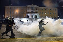 В Афинах на митинге начались столкновения с полицией