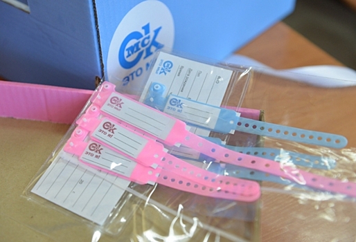 «Единая Россия» вручила омским роддомам годовой запас бирок для новорожденных