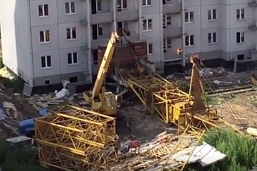 В Челябинске на стройплощадке рухнул башенный кран