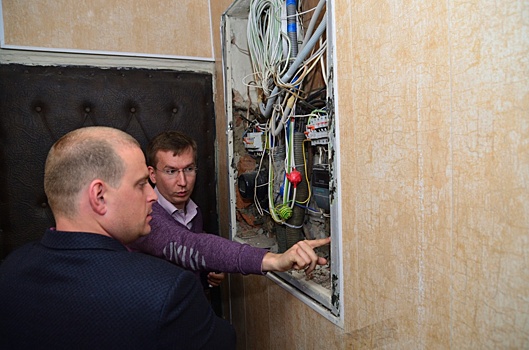 Александр Закускин проинспектировал ход капремонта на улице Дурова