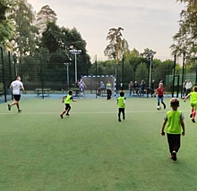 В парке у Джамгаровского пруда начались бесплатные футбольные занятия для детей