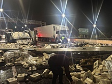 Фура с вином перевернулась в Ставропольском крае, место ДТП сняли на видео