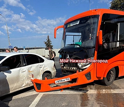 Пассажирский автобус попал в ДТП на Нижневолжской набережной