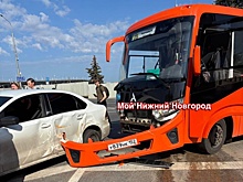 Пассажирский автобус попал в ДТП на Нижневолжской набережной