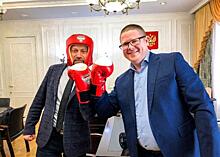 Вице-губернатор Анатолий Векшин подарил главе облизбиркома боксерские перчатки