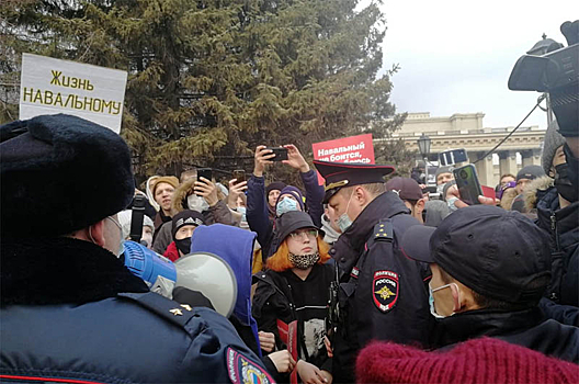 Митинг в поддержку Навального в Новосибирске превратился в шествие