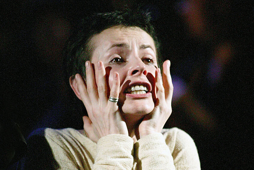 Актриса Ирина Апексимова в роли Жанны д'Арк в сцене из спектакля "Мистерия о Жанне д'Арк" на сцене театра им. Федора Волкова, Ярославль, 23 августа 2008 года