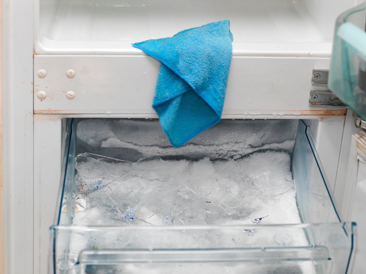 Холодильник со льдом. Лед из холодильника. Открытый холодильник. Поддон для разморозки холодильника. Нужно размораживать холодильник no frost