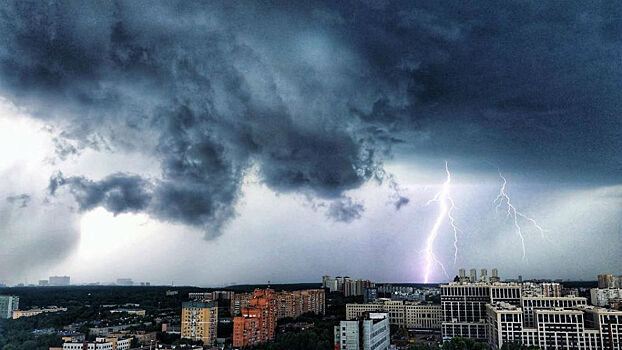 Москвичей предупредили о грозе и сильном ветре