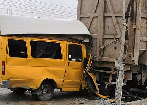 Две «легковушки», грузовик и автобус столкнулись под Волгоградом: много пострадавших