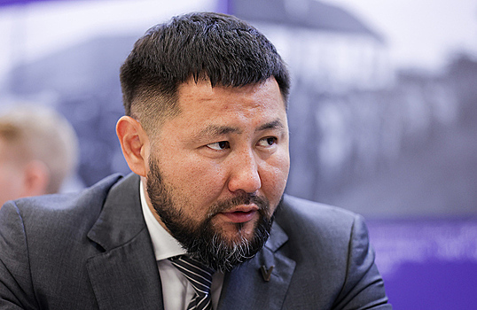 Мэр Якутска из-за убеждений вылил подаренный ему алкоголь в раковину