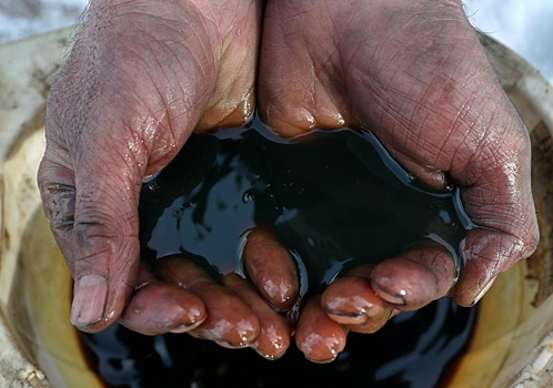 Нефть стали сливать в океан