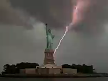 В статую Свободы ударила молния