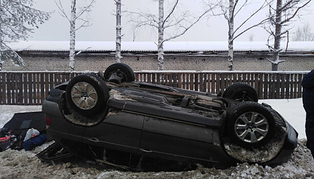 Автомобиль «БМВ» перевернулся в Карелии