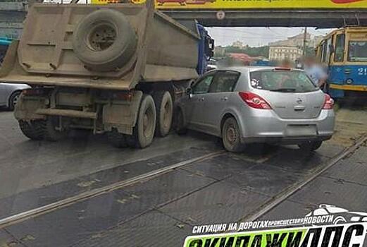 ДТП с участием грузовика произошло во Владивостоке