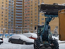В Рязани убирают дворы и вывозят снег