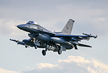 Три F-16 прибыли на базу в Румынии, где будут готовить украинских пилотов
