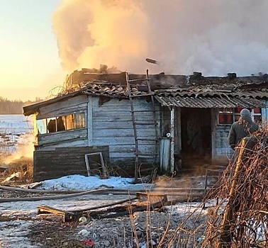 В Оренбурге два человека погибли при пожаре в двух многоквартирных домах барачного типа