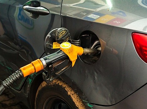 Свой дешевле: в Казахстане снижаются цены на бензин