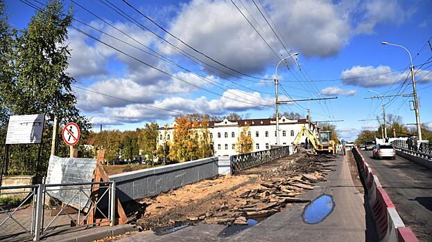 Правая сторона Октябрьского моста после ремонта открыта для движения в Вологде
