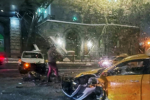 Два такси столкнулись напротив известного российского храма
