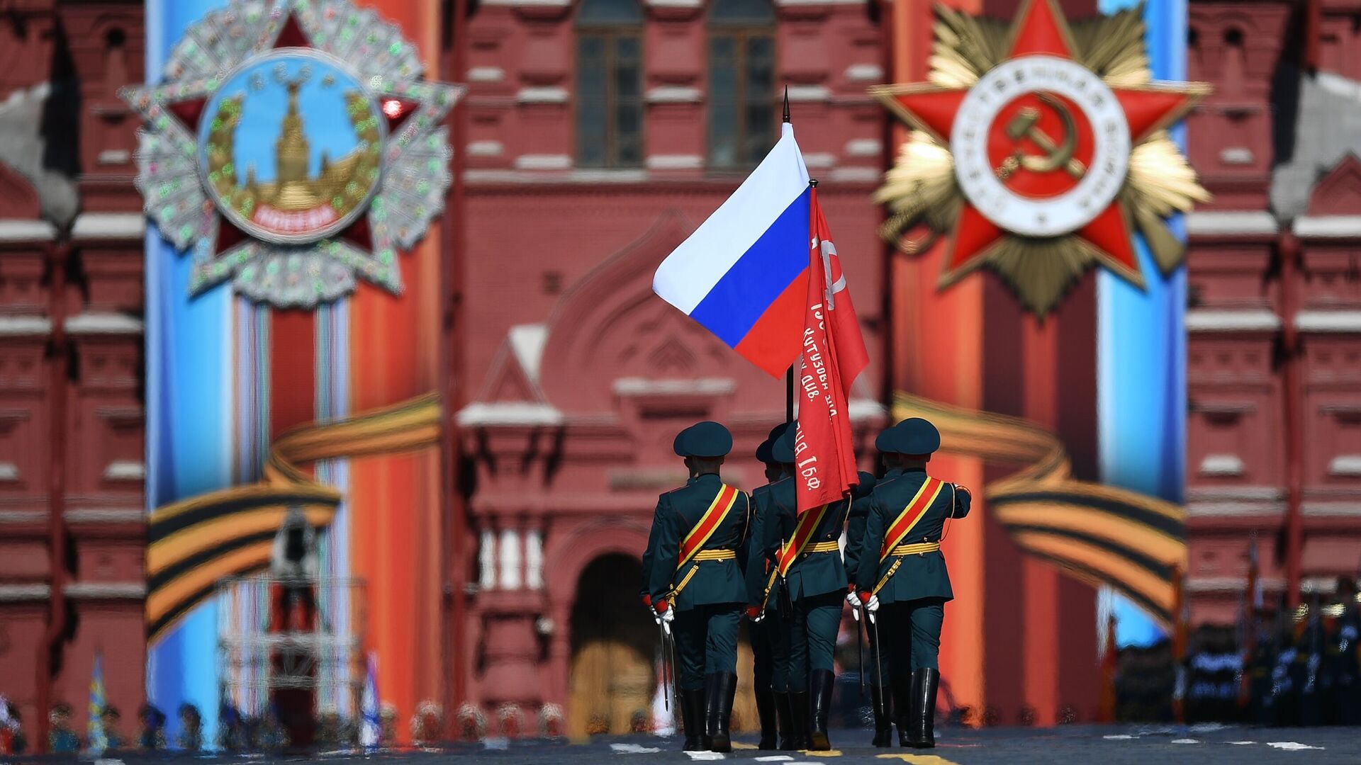 Расточительство или память Генералы оценили закупку хрустальных погонов для ФСИН