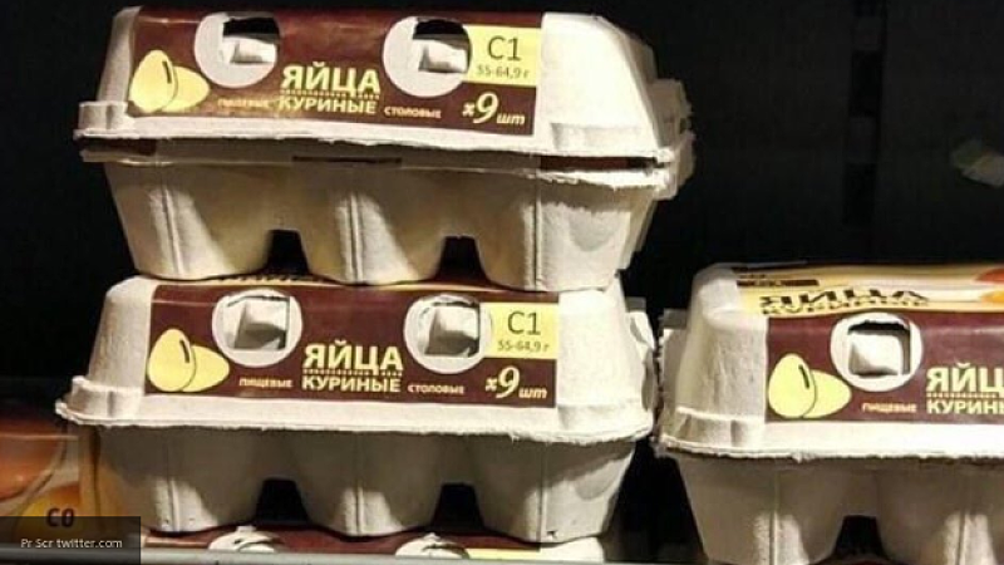 В российских магазинах начали продавать яйца девятками, а не десятками, как привыкли покупатели. Соответствующее фото появилось в соцсети Pikabu. Некоторые россияне предположили, что таким образом производители пытаются скрыть подорожание продукта